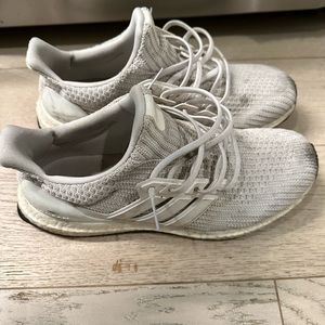 Triple white Ultraboosts 4.0 DNAs